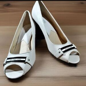 MICHAEL KORS Heels Womens Size 10 M Ivory Leather Open Peep Toe Metal Logo Pumps